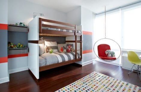 Двухярусная кровать в комнате детей