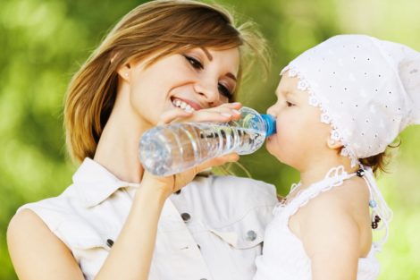 Сколько должен пить воды ребенок до трех лет